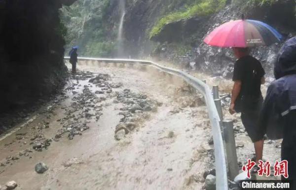 四川泥石流暴雨（四川多地遭遇暴雨）(6)