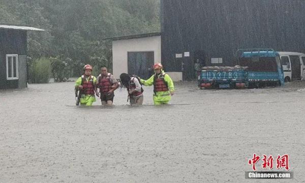 四川泥石流暴雨（四川多地遭遇暴雨）(2)