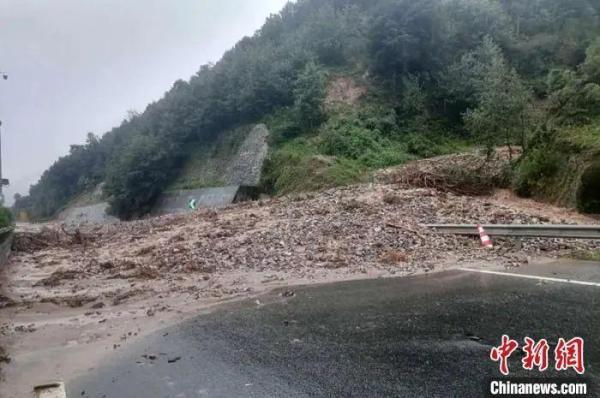 四川泥石流暴雨（四川多地遭遇暴雨）(4)