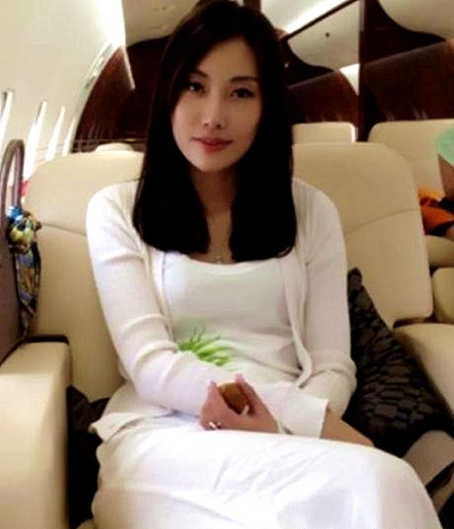 杨坤：成名前靠前女友养活，成名后养活全家，50岁仍未婚