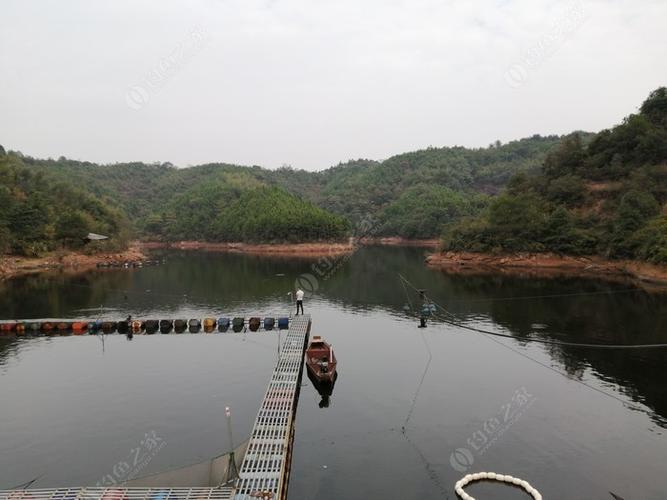 7、景区内有停车场1个，长潭水库到大板桥有两个小时车程的大巴，也可以坐巴士直达。