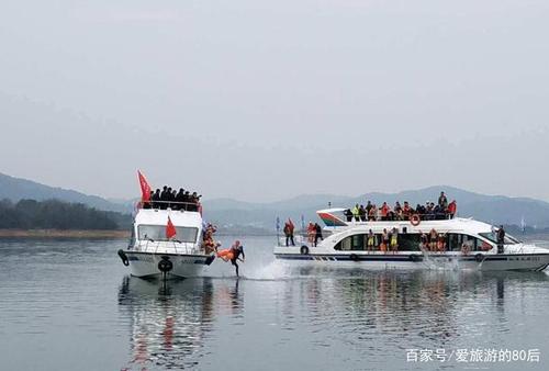 3.向海大草原是一个4A级景区，整个景区面积约40平方公里。