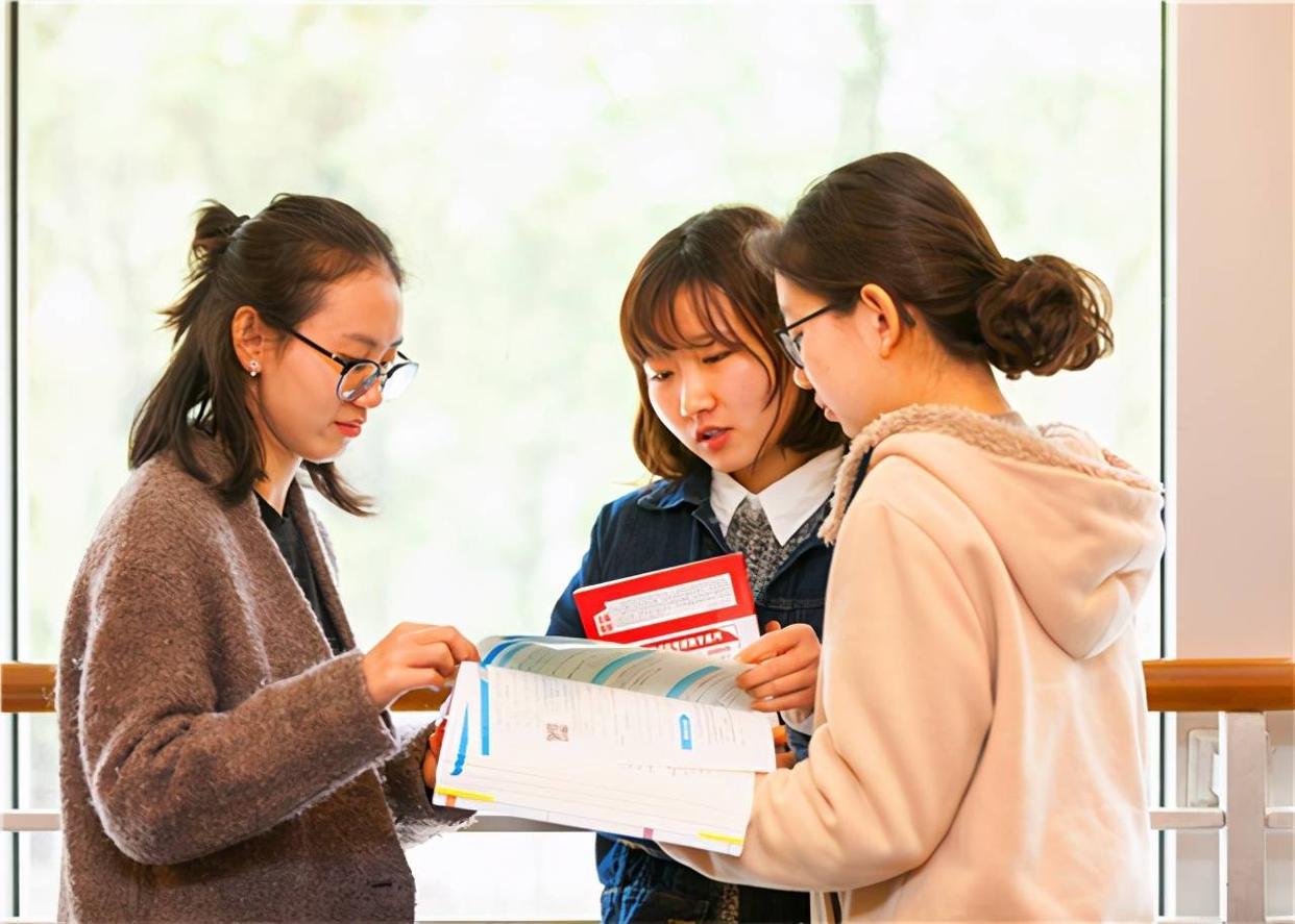 一个本科大学生一年要花多少钱（现在供一个大学生一年多少钱）