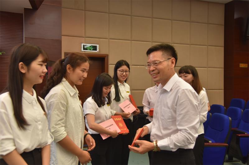 一个本科大学生一年要花多少钱（现在供一个大学生一年多少钱）