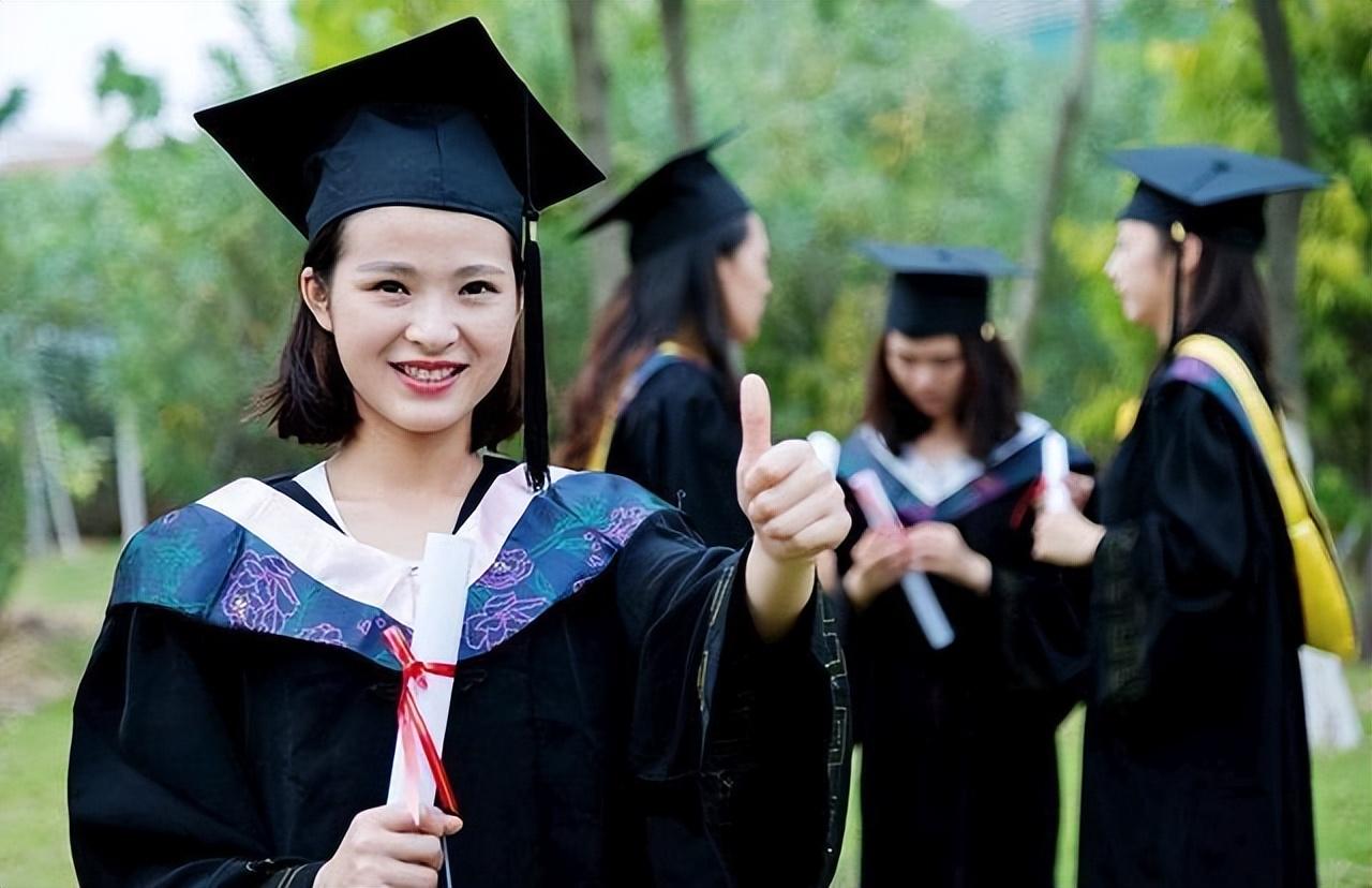 一个本科大学生一年要花多少钱（现在供一个大学生一年多少钱）