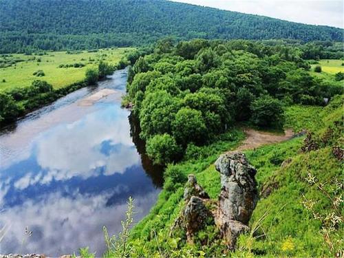 2.然后从呼伦贝尔大草原风景区景区旁的旅游小镇前往达拉特旗大青山自然保护区（俗称青山）。