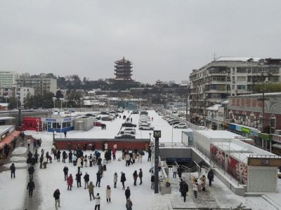 ​网红地铁口关闭后，仍有不少游客打卡雪中黄鹤楼，收费摄影师：单张照片涨价5