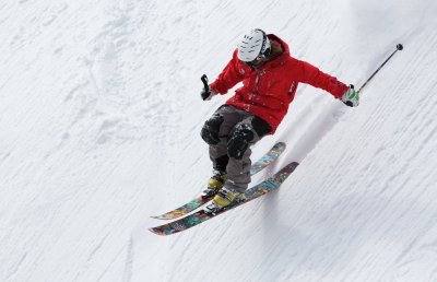 ​滑雪场比外面冷吗 滑雪场滑雪危险吗