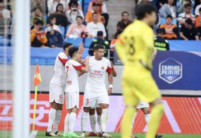 ​一场5-0，踢出神剧情：3进球被吹掉，武磊独造3球，领跑射手榜