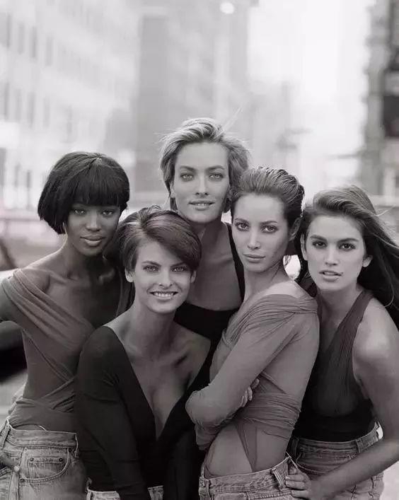 左起：Naomi Campbell, Linda Evangelista, Tatjana Patitz, Christy Turlington, Cindy Crawford