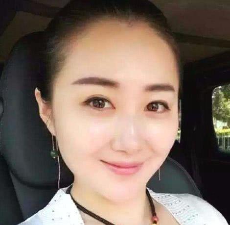 宋小宝一家四口近照曝光，二婚娇妻貌若天仙，两个龙凤胎像混血