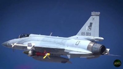 ​巴基斯坦空军JF-17“枭龙”战机投掷REK滑翔制导炸弹