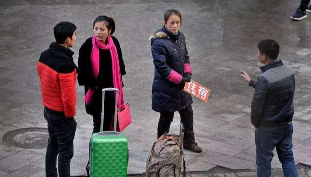 火车站旁的旅馆为何那么便宜？小伙图一时舒服，却尝到猫腻与苦头