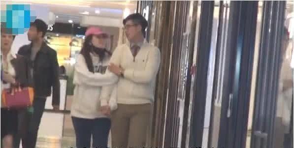 何超盈和21岁未婚夫逛街摸孕肚，生完BB明年西班牙城堡婚礼