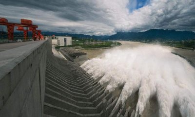 ​印度想超越三峡大坝，历时40年狂砸40亿，开闸4秒后决堤遭打脸