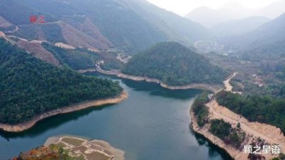 ​群山连绵中的第四纪冰川遗迹，人少而景美