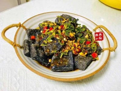 ​教你在家炸臭豆腐，料汁干净简单，一家人一起吃，真的很幸福