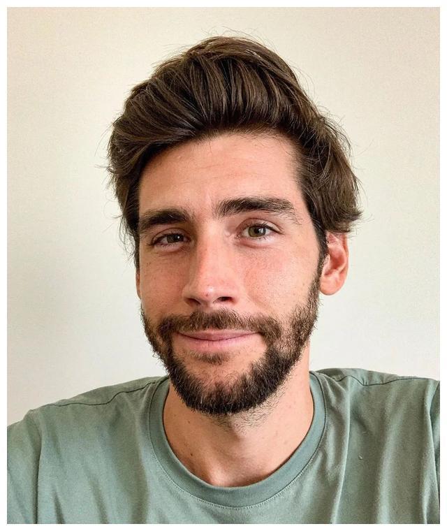 西班牙歌手Alvaro Soler 时隔六年剃胡子了