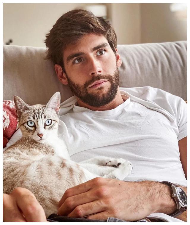 西班牙歌手Alvaro Soler 时隔六年剃胡子了