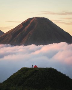 ​晓看天色暮看云行也思君，坐也思君