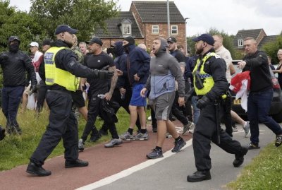 ​英国骚乱升级！多达千人被警方逮捕13岁女孩因暴力行为站上被告席_ZAKER新闻