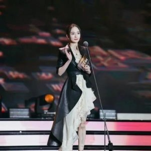 ​女星杨幂到底多有钱，被爆身家达45亿？爸爸住十万一平的房子