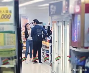 ​郭富城与妻子方媛逛便利店，打扮低调像路人